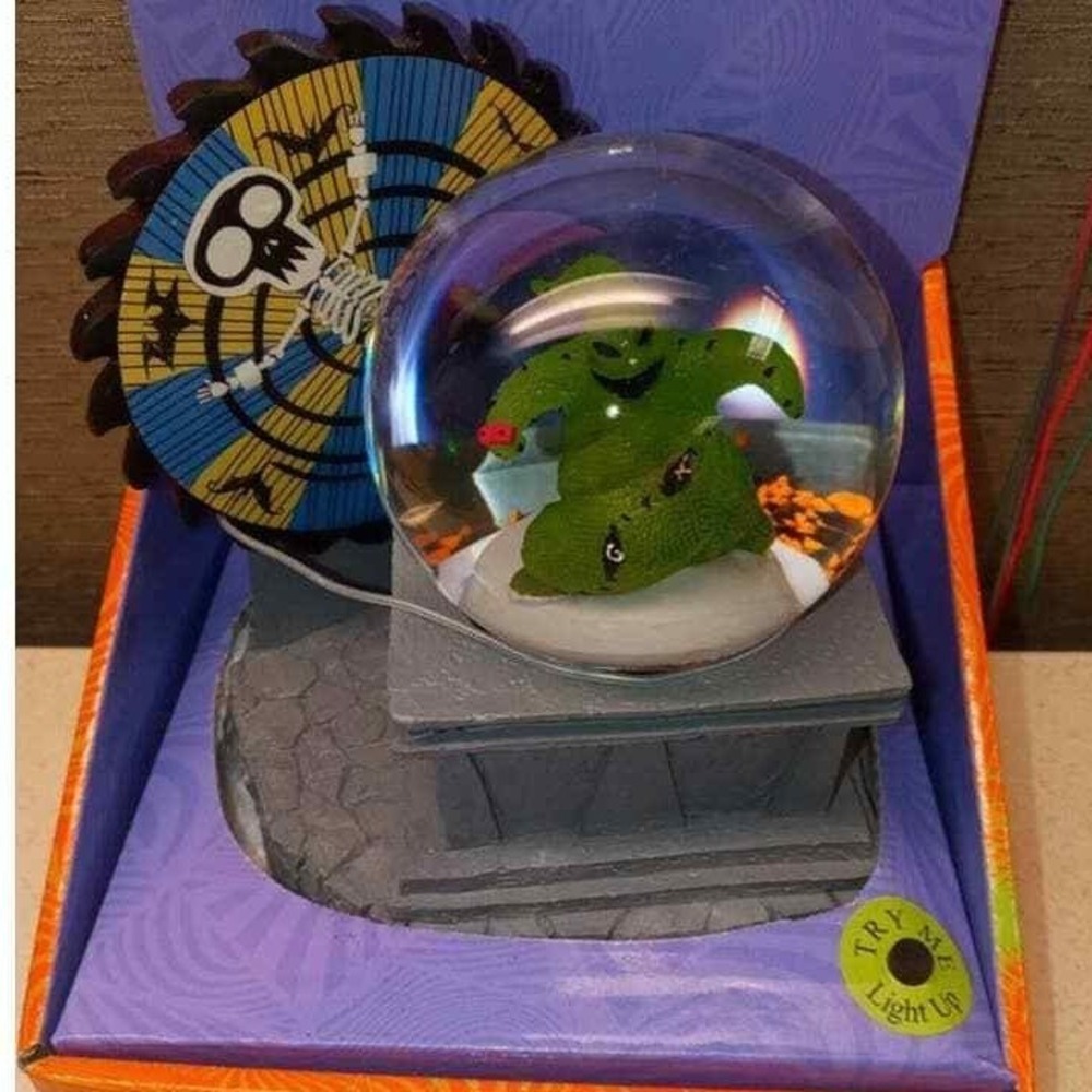 Nightmare Before‎ Christmas snowglobe